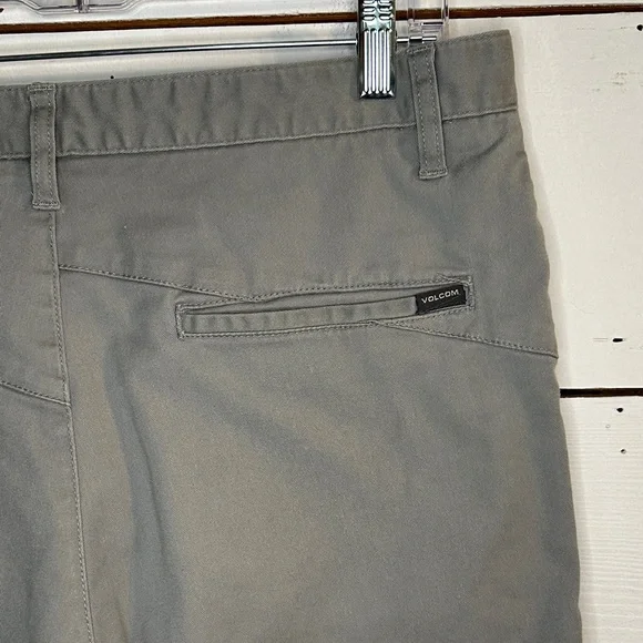 Volcom Men's Grey Flat Front Shorts - Picture 4 of 9